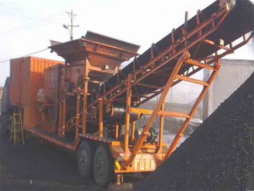 新疆移动式碎煤机厂家_移动式粉煤机价格_流动式破煤车